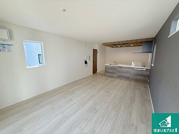 日当たり良好の明るいリビングで朝の目覚めもスッキリできそう!対面キッチンでご家族のコミュニケーションも自然と増える設計!小さなお子様が遊ぶスペースを作っても広々とくつろげるLDK!