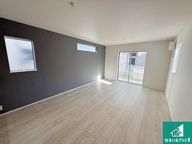 明るいリビングで朝の目覚めもスッキリできそう!対面キッチンでご家族のコミュニケーションも自然と増える設計!小さなお子様が遊ぶスペースを作っても広々とくつろげるLDK!