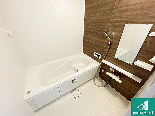 足をゆったり伸ばして寛げる浴槽です。窓が設けられていますので差し込む光が明るく穏やかな雰囲気にしてくれます♪浴室乾燥機も設置しているので、雨の日の洗濯物も安心です♪