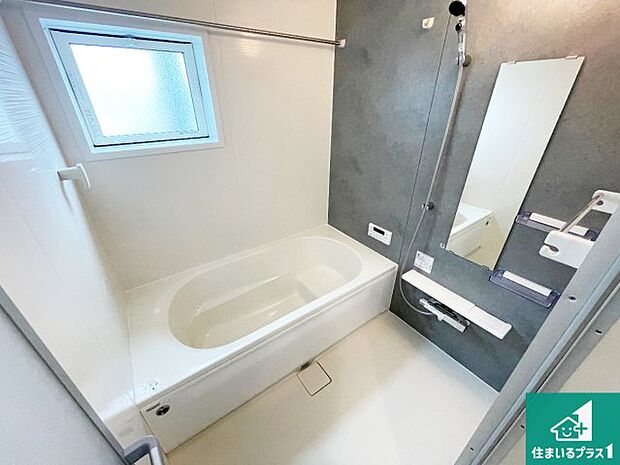 足をゆったり伸ばして寛げる浴槽です。窓が設けられていますので差し込む光が明るく穏やかな雰囲気にしてくれます♪浴室乾燥機も設置しているので、雨の日の洗濯物も安心です♪