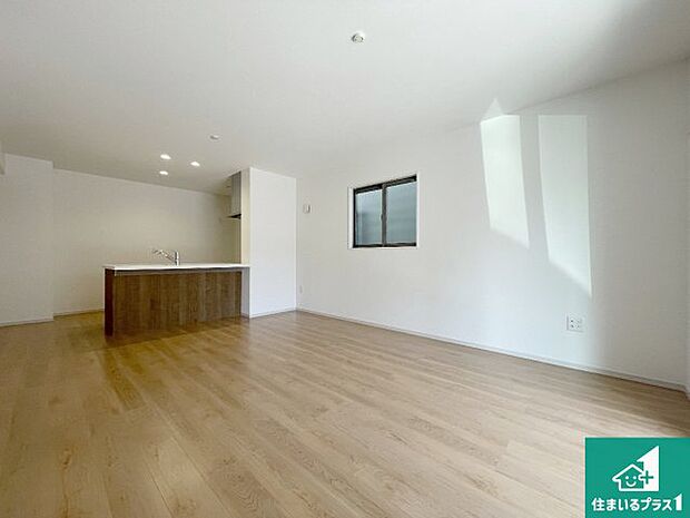 日当たり良好の明るいリビングで朝の目覚めもスッキリできそう!対面キッチンでご家族のコミュニケーションも自然と増える設計!小さなお子様が遊ぶスペースを作っても広々とくつろげるLDK!