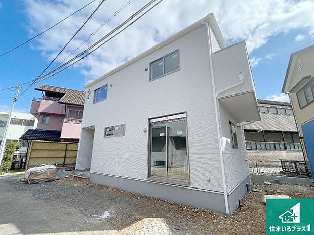 周辺は落ち着いた街並みの住宅地！子育てがしやすい住環境です！まだ未完成ですが、現地でしかわからない事もございます。是非一度ご覧ください。