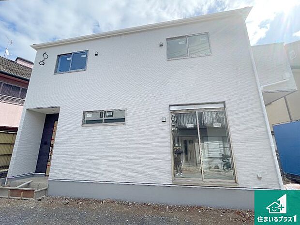 周辺は落ち着いた街並みの住宅地！子育てがしやすい住環境です！まだ未完成ですが、現地でしかわからない事もございます。是非一度ご覧ください。