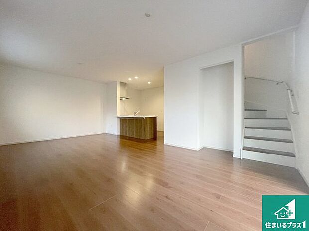 シンプルなリビングは、観葉植物等のインテリアを楽しめますね！パパ好みにも、ママ好みにも家具次第で雰囲気を変えることができます！