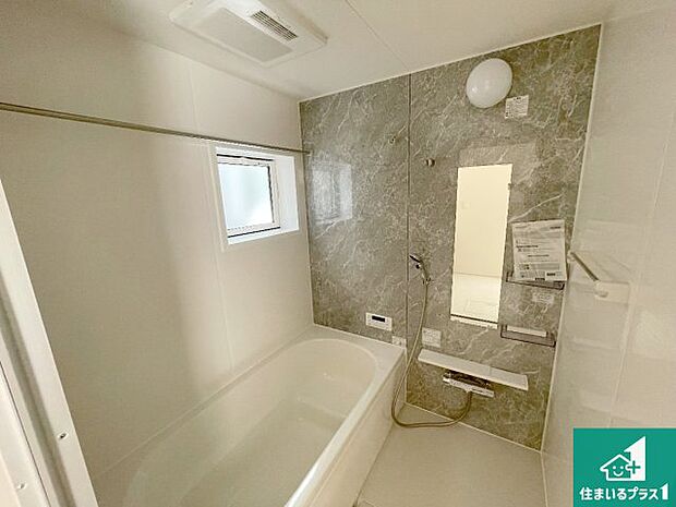 足をゆったり伸ばして寛げる浴槽です。窓が設けられていますので差し込む光が明るく穏やかな雰囲気にしてくれます♪浴室乾燥機も設置しているので、雨の日の洗濯物も安心です♪