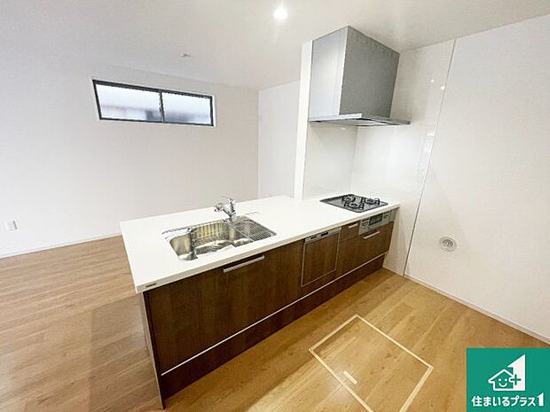 リビングと統一感があり、使い勝手のいいキッチン。広々としているので、二人並んで作業が出来ちゃいます。お子様と一緒に色々なお料理に挑戦できるスペースがあります。