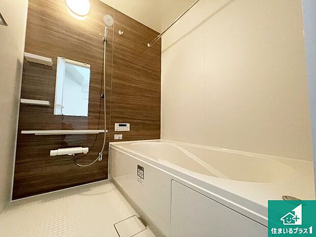 足をゆったり伸ばして寛げる浴槽です。窓が設けられていますので差し込む光が明るく穏やかな雰囲気にしてくれます♪浴室乾燥機も設置しているので、雨の日の洗濯物も安心です♪