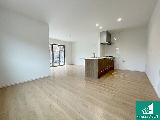 シンプルなリビングは、観葉植物等のインテリアを楽しめますね！パパ好みにも、ママ好みにも家具次第で雰囲気を変えることができます！