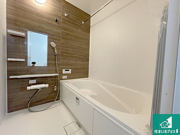 足をゆったり伸ばして寛げる浴槽です。窓が設けられていますので差し込む光が明るく穏やかな雰囲気にしてくれます♪浴室乾燥機も設置しているので、雨の日の洗濯物も安心です♪