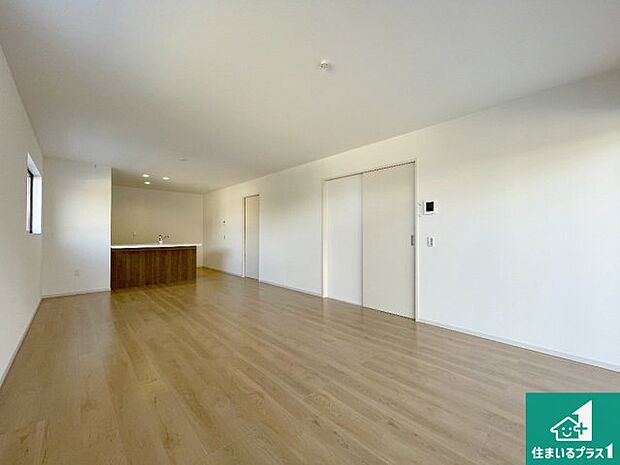 シンプルなリビングは、観葉植物等のインテリアを楽しめますね！パパ好みにも、ママ好みにも家具次第で雰囲気を変えることができます！