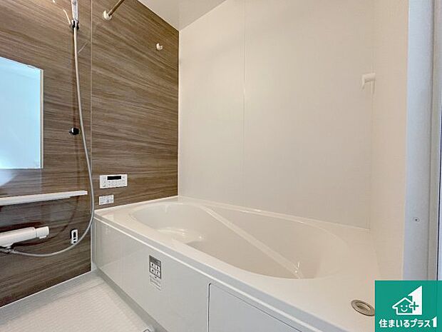 足をゆったり伸ばして寛げる浴槽です。窓が設けられていますので差し込む光が明るく穏やかな雰囲気にしてくれます♪浴室乾燥機も設置しているので、雨の日の洗濯物も安心です♪