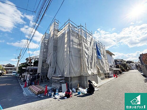 周辺は落ち着いた街並みの住宅地！子育てがしやすい住環境です！まだ未完成ですが、現地でしかわからない事もございます。是非一度ご覧ください。