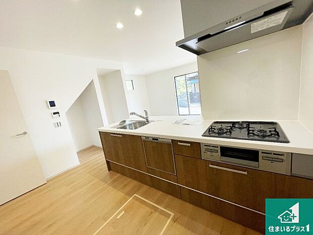 リビングと統一感があり、使い勝手のいいキッチン。広々としているので、二人並んで作業が出来ちゃいます。お子様と一緒に色々なお料理に挑戦できるスペースがあります。