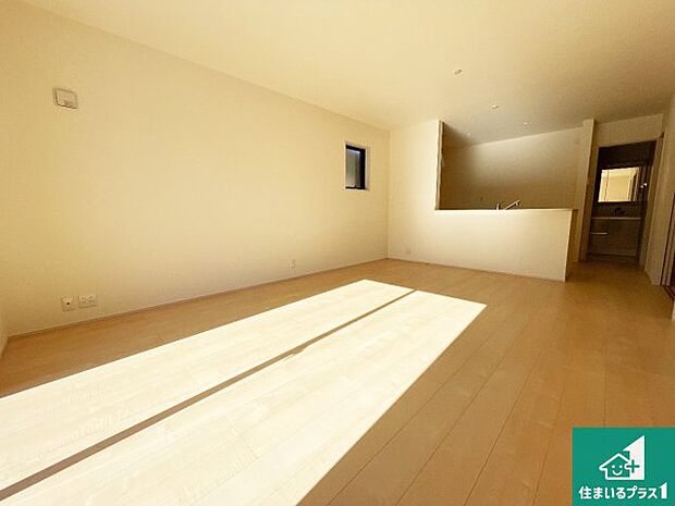 シンプルなリビングは、観葉植物等のインテリアを楽しめますね！パパ好みにも、ママ好みにも家具次第で雰囲気を変えることができます！