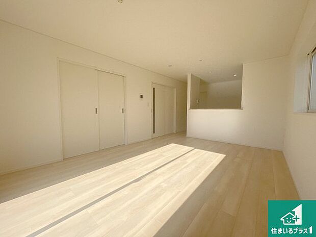 シンプルなリビングは、観葉植物等のインテリアを楽しめますね！パパ好みにも、ママ好みにも家具次第で雰囲気を変えることができます！