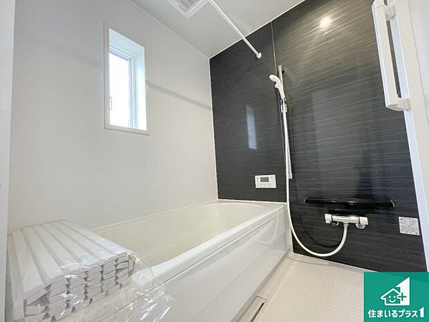 足をゆったり伸ばして寛げる浴槽です。窓が設けられていますので差し込む光が明るく穏やかな雰囲気にしてくれます♪浴室乾燥機も設置しているので、雨の日の洗濯物も安心です♪