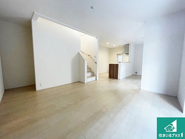 シンプルなリビングは、観葉植物等のインテリアを楽しめますね！パパ好みにも、ママ好みにも家具次第で雰囲気を変えることができます！