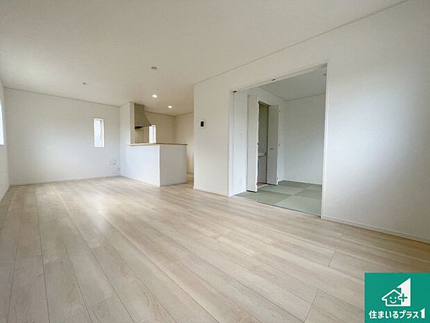 日当たり良好の明るいリビングで朝の目覚めもスッキリできそう！対面キッチンでご家族のコミュニケーションも自然と増える設計！小さなお子様が遊ぶスペースを作っても広々とくつろげるLDK！