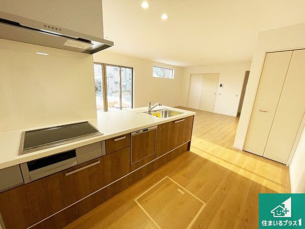 リビングと統一感があり、使い勝手のいいキッチン。広々としているので、二人並んで作業が出来ちゃいます。お子様と一緒に色々なお料理に挑戦できるスペースがあります。