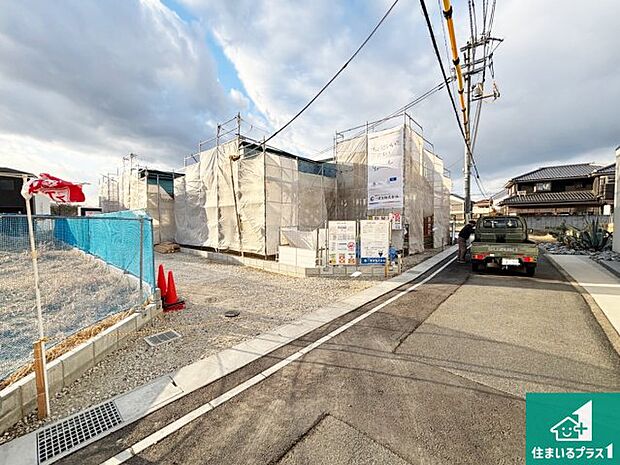 周辺は閑静な住宅街です。前面道路もしっかりと有りますので車の出し入れも安心ですよ！