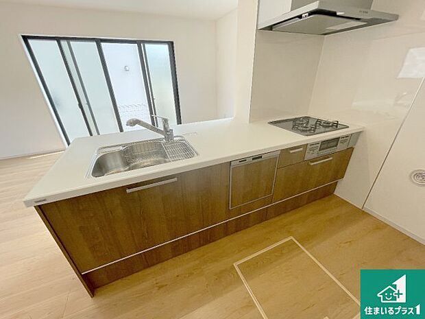 リビングと統一感があり、使い勝手のいいキッチン。広々としているので、二人並んで作業が出来ちゃいます。お子様と一緒に色々なお料理に挑戦できるスペースがあります。