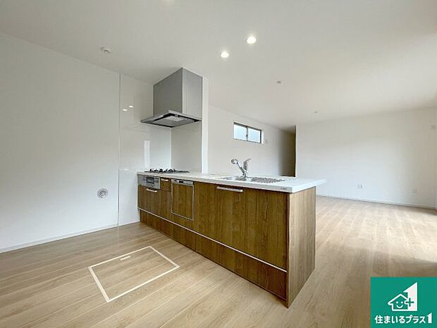 リビングと統一感があり、使い勝手のいいキッチン。広々としているので、二人並んで作業が出来ちゃいます。お子様と一緒に色々なお料理に挑戦できるスペースがあります。