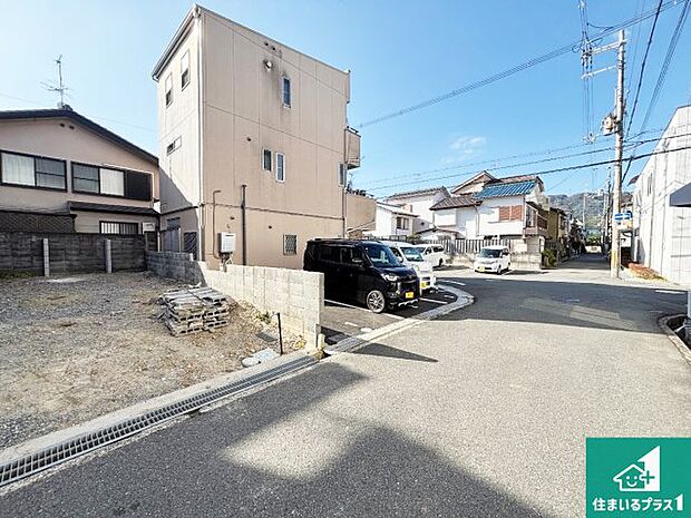 周辺は落ち着いた街並みの住宅地！子育てがしやすい住環境です！まだ未完成ですが、現地でしかわからない事もございます。是非一度ご覧ください。