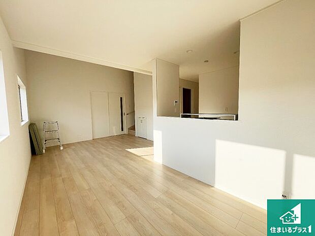 シンプルなリビングは、観葉植物等のインテリアを楽しめますね！パパ好みにも、ママ好みにも家具次第で雰囲気を変えることができます！