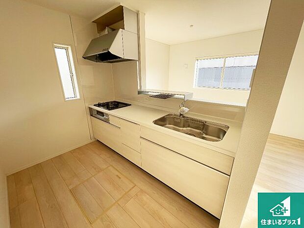 リビングと統一感があり、使い勝手のいいキッチン。広々としているので、二人並んで作業が出来ちゃいます。お子様と一緒に色々なお料理に挑戦できるスペースがあります。