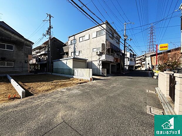 周辺は落ち着いた街並みの住宅地！子育てがしやすい住環境です！まだ未完成ですが、現地でしかわからない事もございます。是非一度ご覧ください。