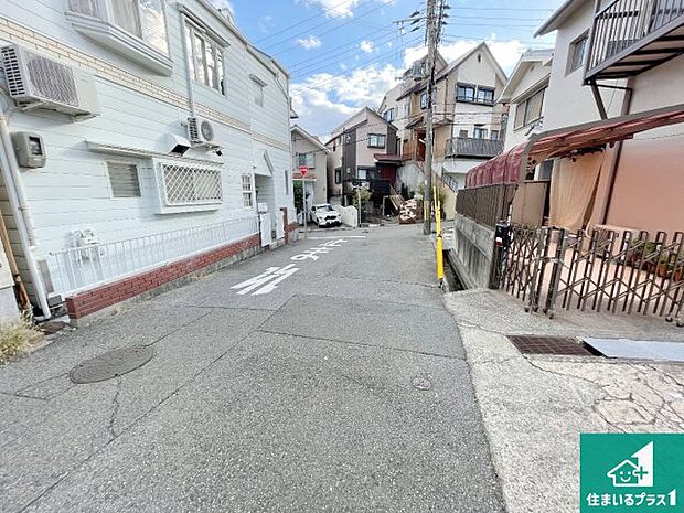 周辺は落ち着いた街並みの住宅地！子育てがしやすい住環境です！まだ未完成ですが、現地でしかわからない事もございます。是非一度ご覧ください。