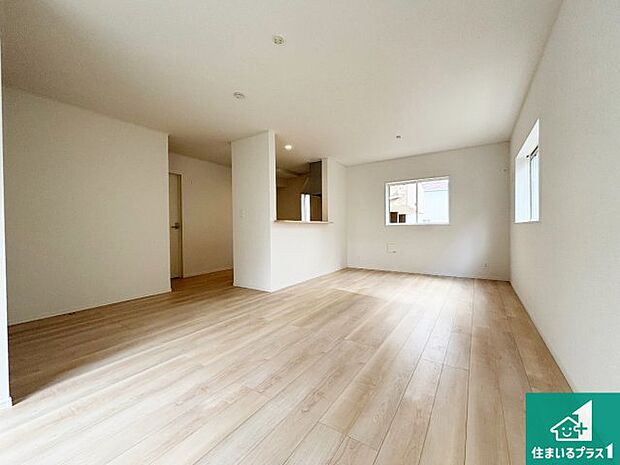 シンプルなリビングは、観葉植物等のインテリアを楽しめますね！パパ好みにも、ママ好みにも家具次第で雰囲気を変えることができます！