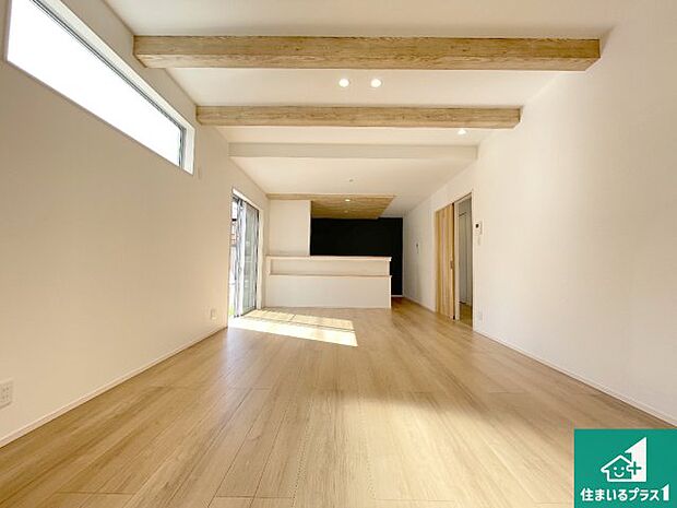 日当たり良好の明るいリビングで朝の目覚めもスッキリできそう！対面キッチンでご家族のコミュニケーションも自然と増える設計！小さなお子様が遊ぶスペースを作っても広々とくつろげるLDK！