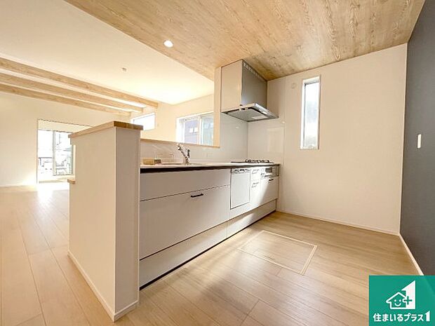 リビングと統一感があり、使い勝手のいいキッチン。広々としているので、二人並んで作業が出来ちゃいます。お子様と一緒に色々なお料理に挑戦できるスペースがあります。