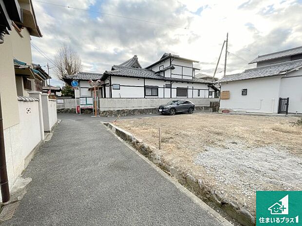 周辺は落ち着いた街並みの住宅地！子育てがしやすい住環境です！まだ未完成ですが、現地でしかわからない事もございます。是非一度ご覧ください。