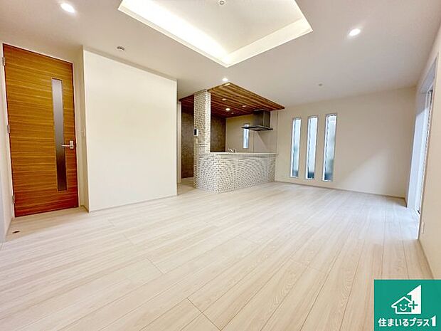 シンプルなリビングは、観葉植物等のインテリアを楽しめますね！パパ好みにも、ママ好みにも家具次第で雰囲気を変えることができます！