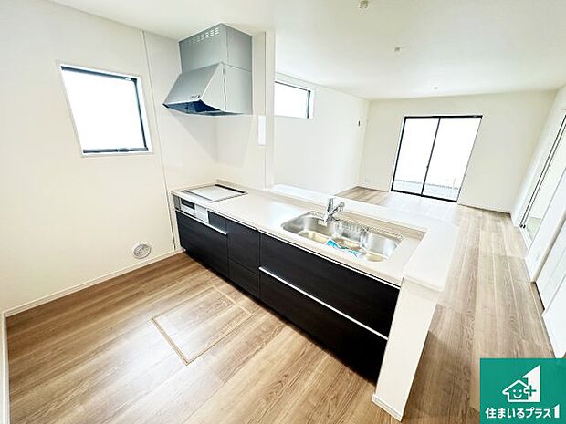 リビングと統一感があり、使い勝手のいいキッチン。広々としているので、二人並んで作業が出来ちゃいます。お子様と一緒に色々なお料理に挑戦できるスペースがあります。