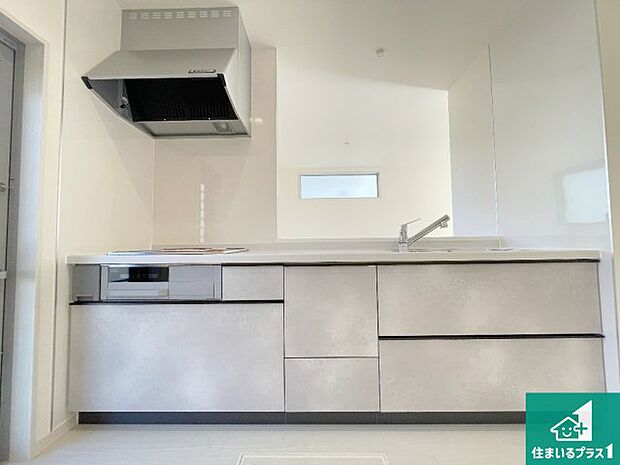 リビングと統一感があり、使い勝手のいいキッチン。広々としているので、二人並んで作業が出来ちゃいます。お子様と一緒に色々なお料理に挑戦できるスペースがあります。