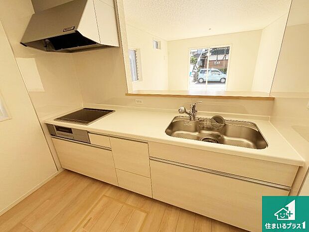 リビングと統一感があり、使い勝手のいいキッチン。広々としているので、二人並んで作業が出来ちゃいます。お子様と一緒に色々なお料理に挑戦できるスペースがあります。