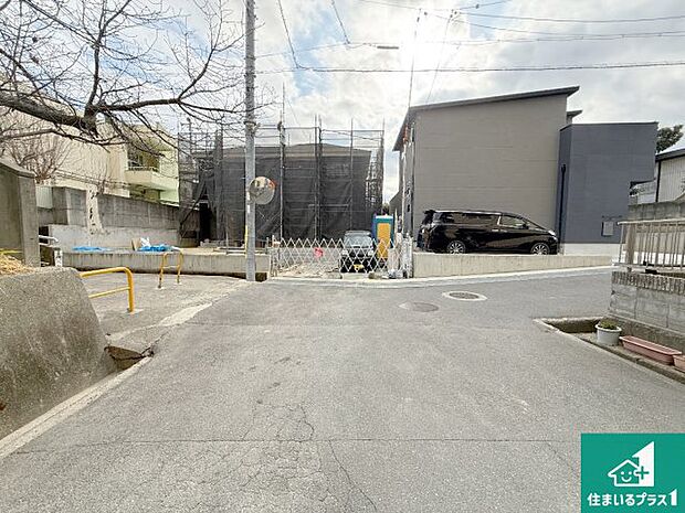 周辺は落ち着いた街並みの住宅地！子育てがしやすい住環境です！まだ未完成ですが、現地でしかわからない事もございます。是非一度ご覧ください。