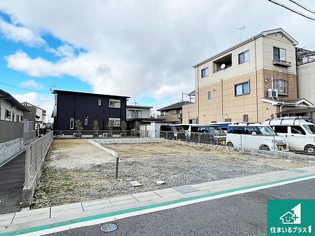 周辺は落ち着いた街並みの住宅地！子育てがしやすい住環境です！まだ未完成ですが、現地でしかわからない事もございます。是非一度ご覧ください。