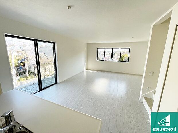 明るいリビングで朝の目覚めもスッキリできそう！対面キッチンでご家族のコミュニケーションも自然と増える設計！小さなお子様が遊ぶスペースを作っても広々とくつろげるLDK！