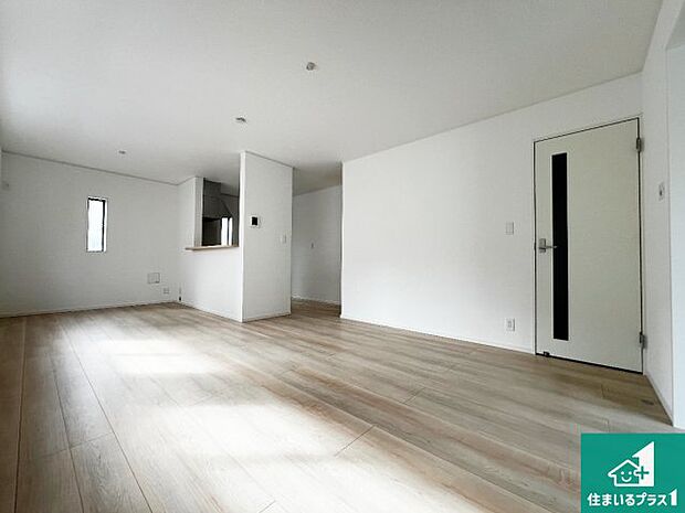 シンプルなリビングは、観葉植物等のインテリアを楽しめますね！パパ好みにも、ママ好みにも家具次第で雰囲気を変えることができます！