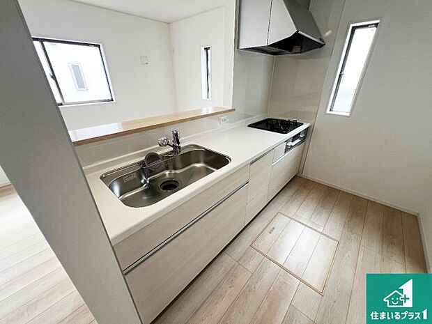 リビングと統一感があり、使い勝手のいいキッチン。広々としているので、二人並んで作業が出来ちゃいます。お子様と一緒に色々なお料理に挑戦できるスペースがあります。