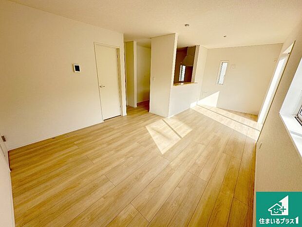 シンプルなリビングは、観葉植物等のインテリアを楽しめますね！パパ好みにも、ママ好みにも家具次第で雰囲気を変えることができます！