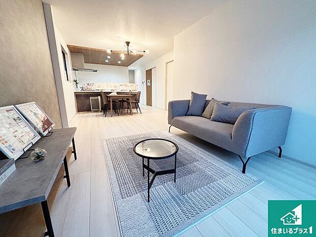 シンプルなリビングは、観葉植物等のインテリアを楽しめますね！パパ好みにも、ママ好みにも家具次第で雰囲気を変えることができます！