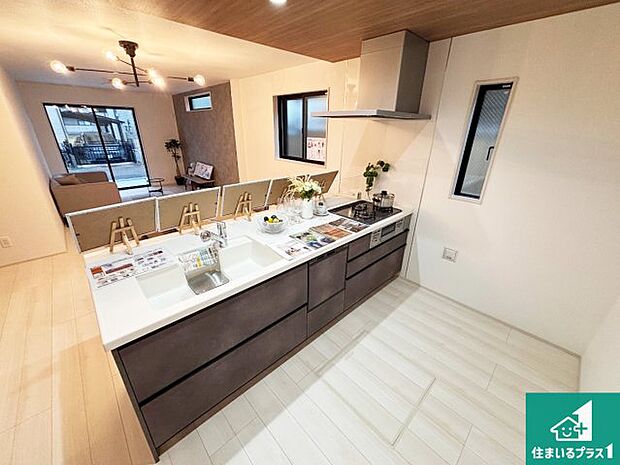 リビングと統一感があり、使い勝手のいいキッチン。広々としているので、二人並んで作業が出来ちゃいます。お子様と一緒に色々なお料理に挑戦できるスペースがあります。