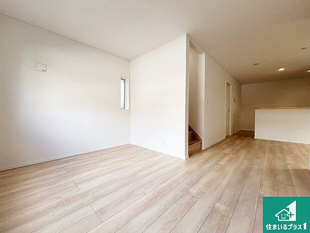 シンプルなリビングは、観葉植物等のインテリアを楽しめますね！パパ好みにも、ママ好みにも家具次第で雰囲気を変えることができます！