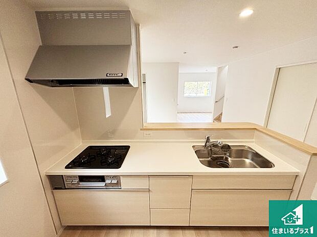 リビングと統一感があり、使い勝手のいいキッチン。広々としているので、二人並んで作業が出来ちゃいます。お子様と一緒に色々なお料理に挑戦できるスペースがあります。