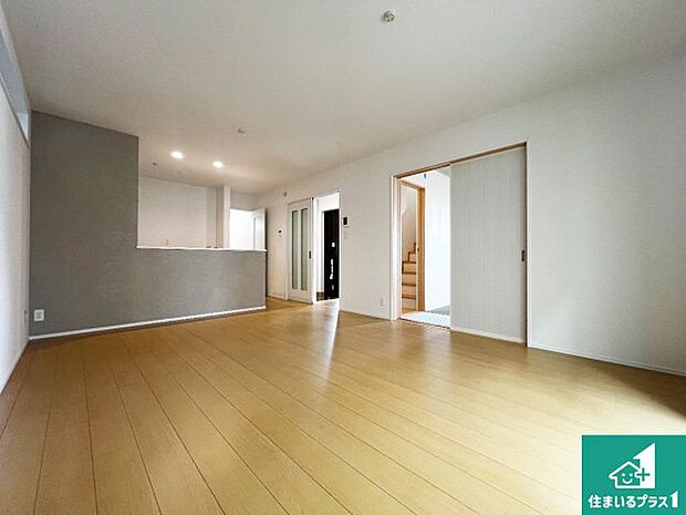 シンプルなリビングは、観葉植物等のインテリアを楽しめますね！パパ好みにも、ママ好みにも家具次第で雰囲気を変えることができます！